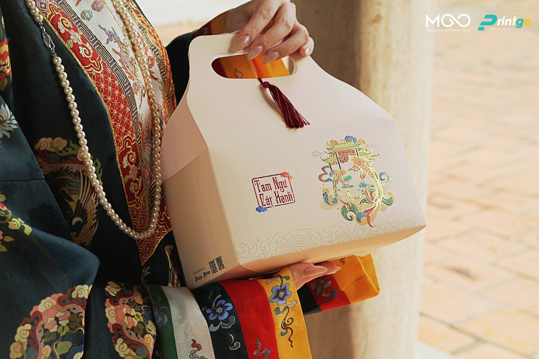 Khay và hộp nhỏ đi kèm