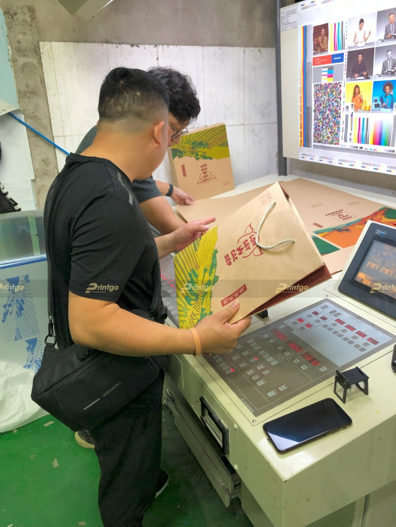 Trải nghiệm check màu tại xưởng in hộp cứng
