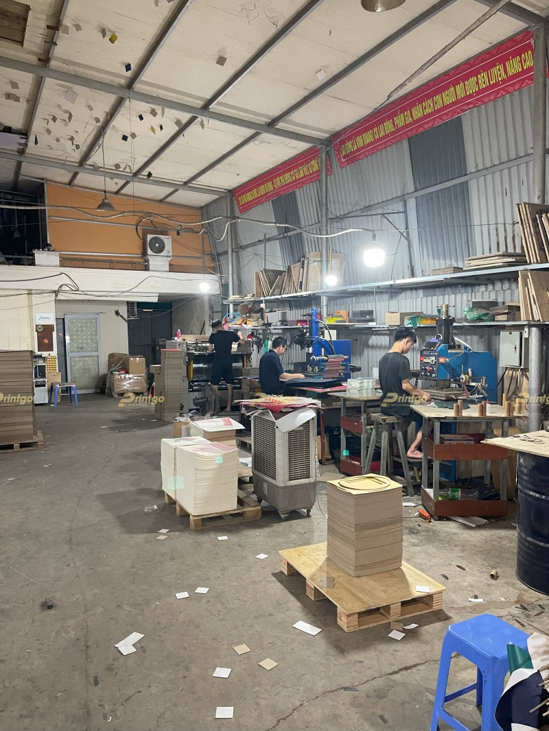 Đội ngũ nhân sự lành nghề tại xưởng in hộp cứng