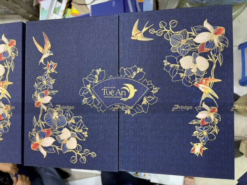 Gia công hiện đại được thực hiện tại xưởng in hộp cứng